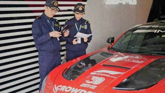 世界杯官方直播入口手机版下载-极限5天！F1赛车“跳”下飞机直冲赛道，上海海关这波操作太硬核|赛事|物资|车迷_新浪体育_新浪新闻